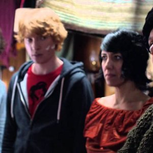 Frank: Maggie Gyllenhaal con Domhnall Gleeson, Carla Azar e François Civil in una scena