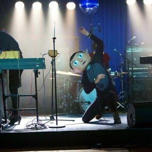 Frank: Michael Fassbender con indosso la sua inseparabile maschera in una scena del film