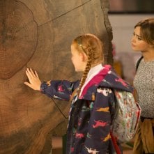 Doctor Who: Jenna-Louise Coleman e una giovane attrice nell'episodio In The Forest Of The Night