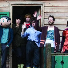 Frank: Michael Fassbender insieme a Maggie Gyllenhaal, Domhnall Gleeson, Scoot McNairy, Carla Azar e François Civil in una scena