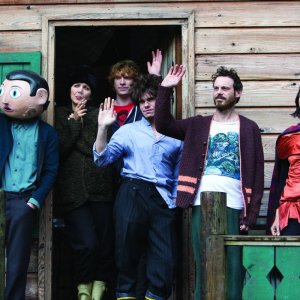 Frank: Michael Fassbender insieme a Maggie Gyllenhaal, Domhnall Gleeson, Scoot McNairy, Carla Azar e François Civil in una scena