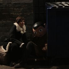 Frank: Michael Fassbender (dietro la maschera) insieme a Maggie Gyllenhaal in un'immagine del film