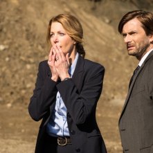 Gracepoint: i protagonisti Anna Gunn e David Tennant in una scena del primo episodio