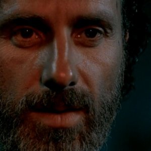 The Walking Dead: un primo piano di Andrew Lincoln nell'episodio Un tetto e quattro mura