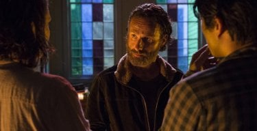 The Walking Dead: Andrew Lincoln in una scena di Un tetto e quattro mura