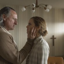 Colonia: la prima immagine del film che mostra Emma Watson a confronto con Michael Nyqvist
