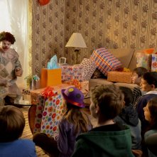 Clown: Andy Powers rallegra una festa di compleanno nei panni del pagliaccio maledetto