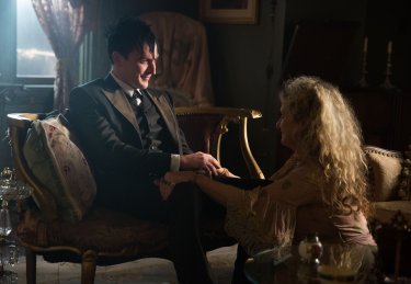 Gotham: Robin Lord Taylor e Carol Kane in una scena di Spirit Of The Goat