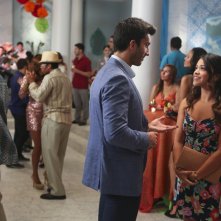 Jane the Virgin: Justin Baldoni e la protagonista Gina Rodriguez in Chapter Three