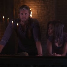 Sleepy Hollow: Matt Barr e Nicole Beharie in una scena di And The Abyss Gazes Back