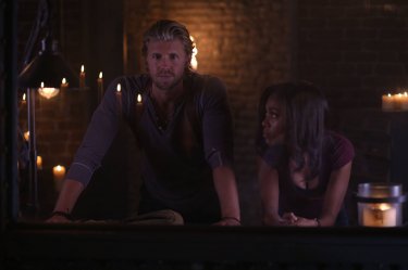 Sleepy Hollow: Matt Barr e Nicole Beharie in una scena di And The Abyss Gazes Back