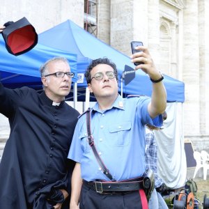 La scuola più bella del mondo: il regista Luca Miniero in abito talare