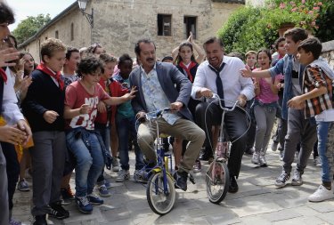 La scuola più bella del mondo: Rocco Papaleo e Christian De Sica giocolieri tra gli studenti