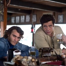 Vizio di forma: Joaquin Phoenix con Benicio Del Toro in una scena del film