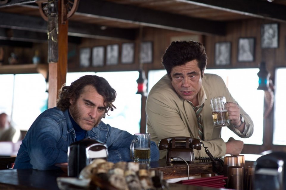 Vizio di forma: Joaquin Phoenix con Benicio Del Toro in una scena del film