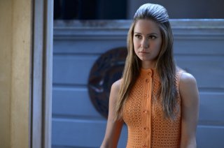 Vizio di forma: Katherine Waterston in una scena