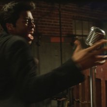 Get on Up: Chadwick Boseman in una scena del film nei panni del grande James Brown