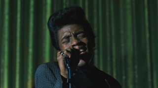 Get on Up: Chadwick Boseman nel ruolo del re del soul James Brown in una scena del film