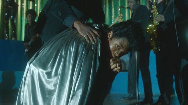 Get on Up: Chadwick Boseman nei panni di James Brown in una scena del film