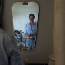 By the Sea: Brad Pitt allo specchio in una scena del dramma romantico