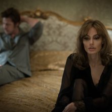 By the Sea: Brad Pitt con Angelina Jolie in una scena