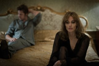 By the Sea: Brad Pitt con Angelina Jolie in una scena