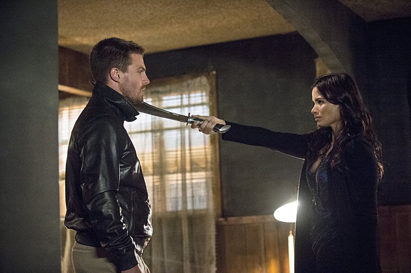 Arrow: Stephen Amell e Katrina Law in una scena di The Magician