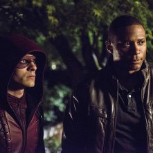Arrow: Colton Haynes e David Ramsey in una scena di The Magician