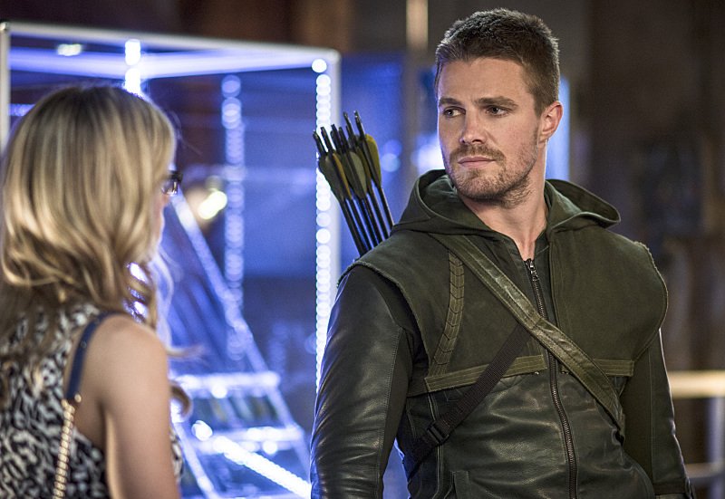 Arrow: Emily Bett Rickards e Stephen Amell nell'episodio The Magician