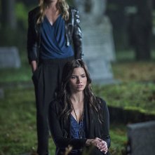 Arrow: le attrici Katie Cassidy e Katrina Law in una scena di The Magician