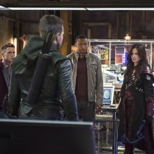 Arrow: Katie Cassidy, Colton Haynes, Stephen Amell, David Ramsey e Katrina Law in The Magician