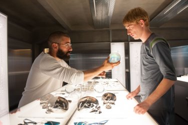 Ex Machina: Domhnall Gleeson e Oscar Isaac in una scena del film fantascientifico