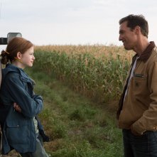 Interstellar: Matthew McConaughey in una scena con la giovane Mackenzie Foy