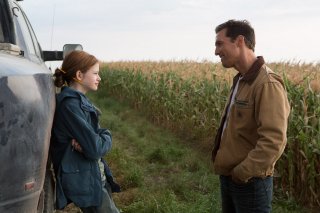 Interstellar: Matthew McConaughey in una scena con la giovane Mackenzie Foy