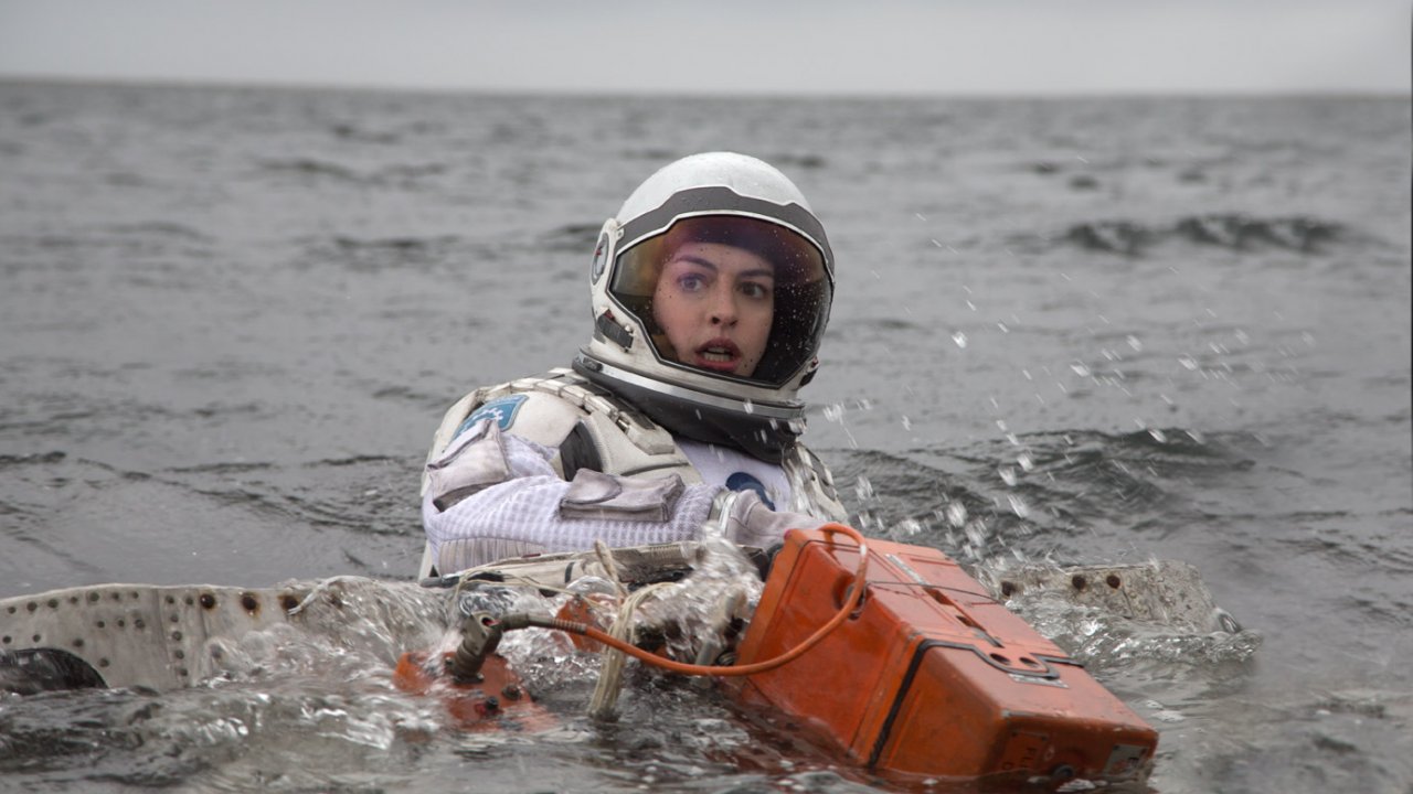 Anne Hathaway in una scena di Interstellar