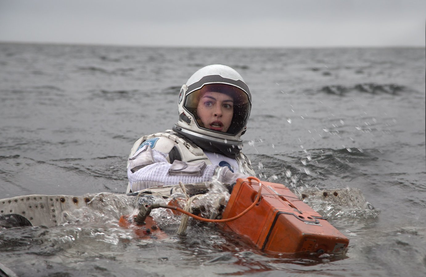 Anne Hathaway in una scena di Interstellar