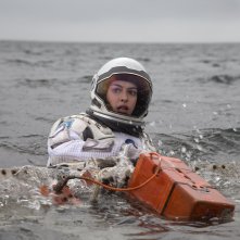 Interstellar: Anne Hathaway impegnata in un recupero in mare in una scena del film