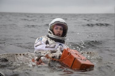 Interstellar: Anne Hathaway impegnata in un recupero in mare in una scena del film