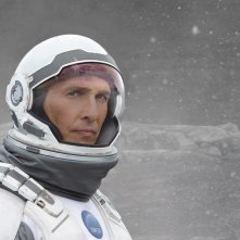 Interstellar: Matthew McConaughey guarda verso il cielo in una scena del film