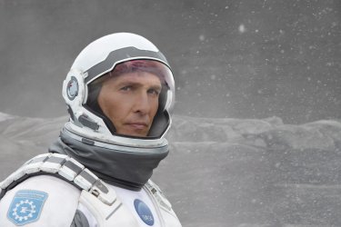 Interstellar: Matthew McConaughey guarda verso il cielo in una scena del film