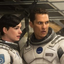 Interstellar: Matthew McConaughey al fianco di Anne Hathaway in un momento del film