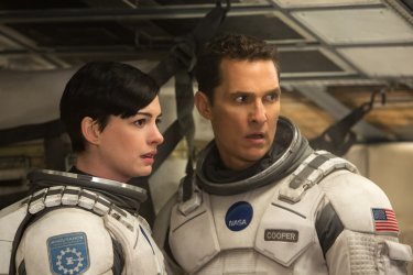 Interstellar: Matthew McConaughey al fianco di Anne Hathaway in un momento del film