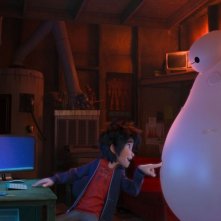 Big Hero 6: Hiro con l'amico robot Baymax in una scena del film d'animazione
