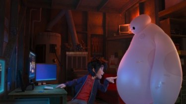 Big Hero 6: Hiro con l'amico robot Baymax in una scena del film d'animazione