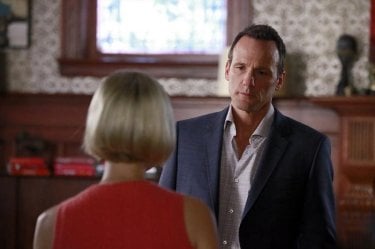 How To Get Away With Murder: Tom Verica e Liza Weil nell'episodio Freakin' Whack-a-Mole