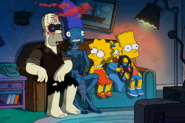 I Simpson: la famiglia sul divano nella versione Halloween degli speciali Treehouse of Horror