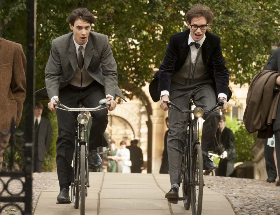 La Teoria del Tutto: Eddie Redmayne con Harry Lloyd in una scena del film