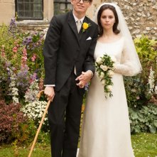 La Teoria del Tutto: Felicity Jones e Eddie Redmayne in una foto ricordo nuziale nei panni di Stephen e Jane Hawking