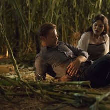 The Vampire Diaries: Matthew Davis e Jodi Lyn O'Keefe in una scena di The World Has Turned and Left Me Here