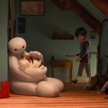 Big Hero 6: Baymax accarezza il gatto di Hiro in una tenera scena del film